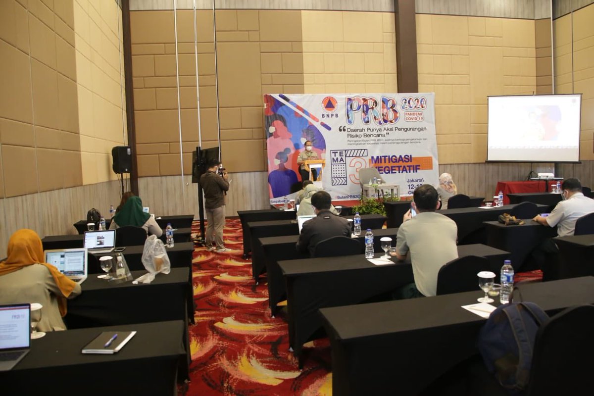 BNPB_Indonesia's tweet photo. Direktur Mitigasi Bencana BNPB Johny Sumbung membuka seminar virtual dan tatap muka tema 3 dengan tema Mitigasi Vegetatif di Hotel Big Land Bogor. seminar ini merupakan Rangkaian kegiatan Bulan Peringatan Risiko Bencana 2020.
#PRB2020 #DaerahPunyaAksi #BNPBIndonesia https://t.co/iar0zLlXBQ