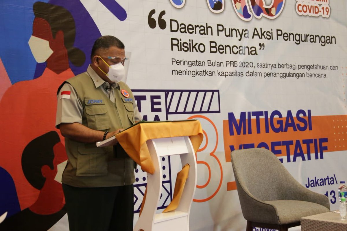 BNPB_Indonesia's tweet photo. Direktur Mitigasi Bencana BNPB Johny Sumbung membuka seminar virtual dan tatap muka tema 3 dengan tema Mitigasi Vegetatif di Hotel Big Land Bogor. seminar ini merupakan Rangkaian kegiatan Bulan Peringatan Risiko Bencana 2020.
#PRB2020 #DaerahPunyaAksi #BNPBIndonesia https://t.co/iar0zLlXBQ