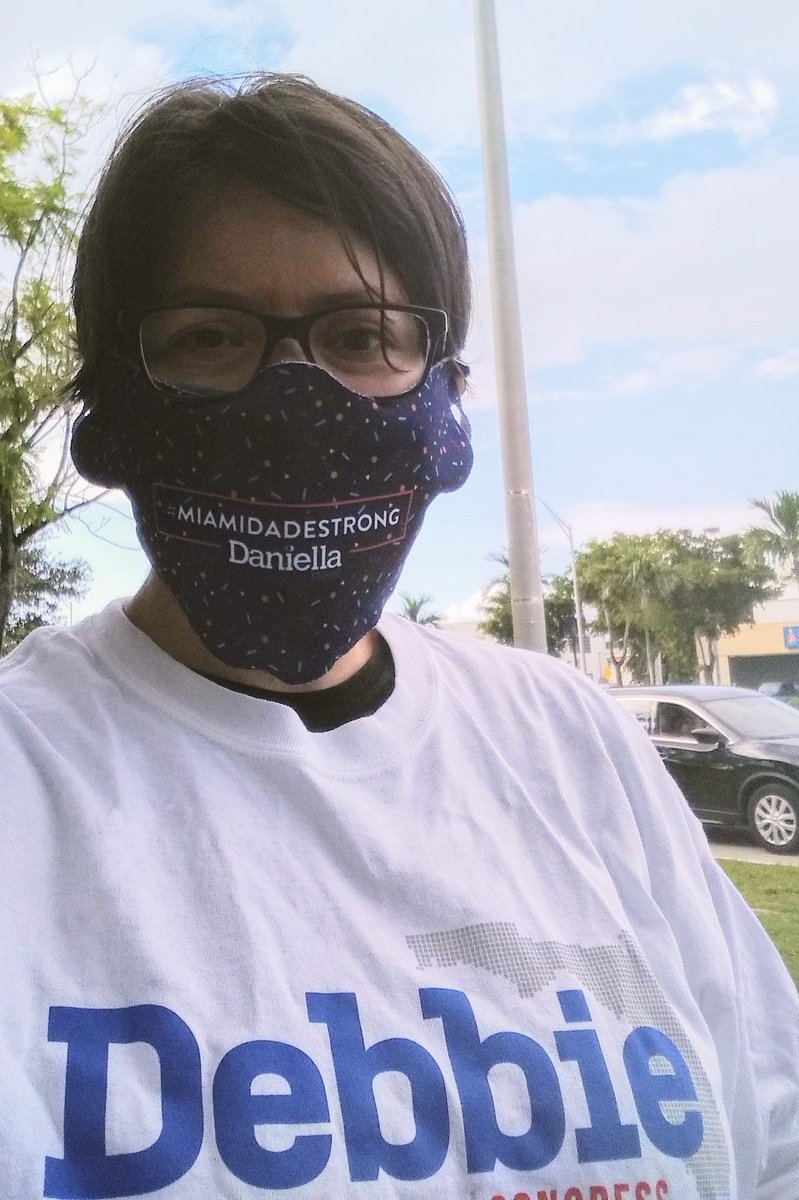 xRozRx's tweet photo. I don't know whose school bus this is, but it def showed *up* for @JoseJavierJJR, @VoteDaniella, @DebbieforFL, @JoeBiden, and @KamalaHarris at the #TodosConBidenRally!!
#AlltheWayBlue #FLDems #FL26 #VoteDaniella!! https://t.co/v40F8TY1hb