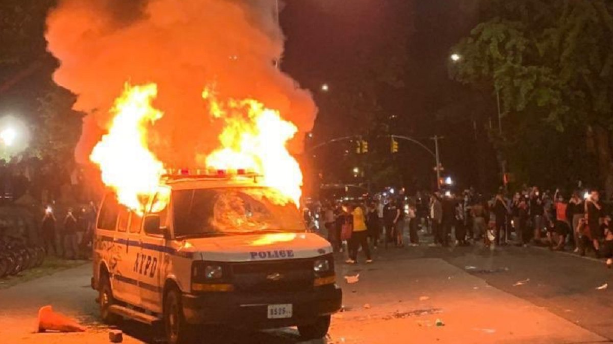 Firsr photo Jews burning masks Media calls it a riot Second photo BLM burning a Police van Media calls it a peaceful protest We know with whom Cuomo & Blasio stands But to the NYPD why would you enrage the only community that supports you?