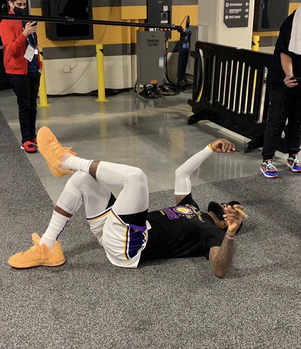 NSav24's tweet image. me laying in bed scrolling through my TL flooded with #LakerNation love 💜💛