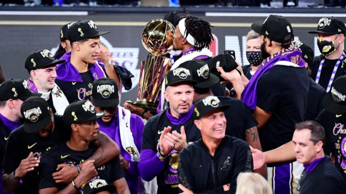 【影片】淚目！34歲Howard終於奪冠，緊抱獎盃不願放手，痛哭流淚他完成自我救贖！-黑特籃球-NBA新聞影音圖片分享社區