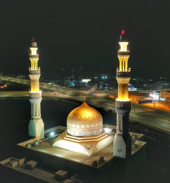 world_oman's tweet photo. The decision of the Supreme Committee in charge to deal with #COVID19 to close all public places and shops from 8 PM until 5 AM has come into effect.   
#منع_الحركة #صور_المخالفين https://t.co/YfX7RqesZc