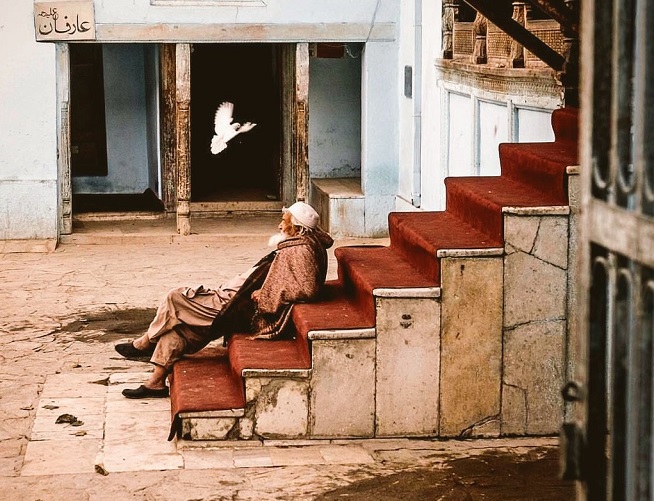 jamaliaat's tweet image. " لن يكون عمرك كله ربيعاً ..
ستتناوب عليك الفصول الأربعة .. تلفحك حرارة الخيبات .. تتجمد في صقيع الوحدة .. تتساقط أحلامك اليابسة .. لكن حياتك ستزهر من جديد. فسلام على أولئك الذين رغم معاناتهم، مازالوا يرددون :
سنحيا بعد كربتنا، ربيعًا .. كأنا لم نذق بالأمس مُرا  (م)

#جماليات