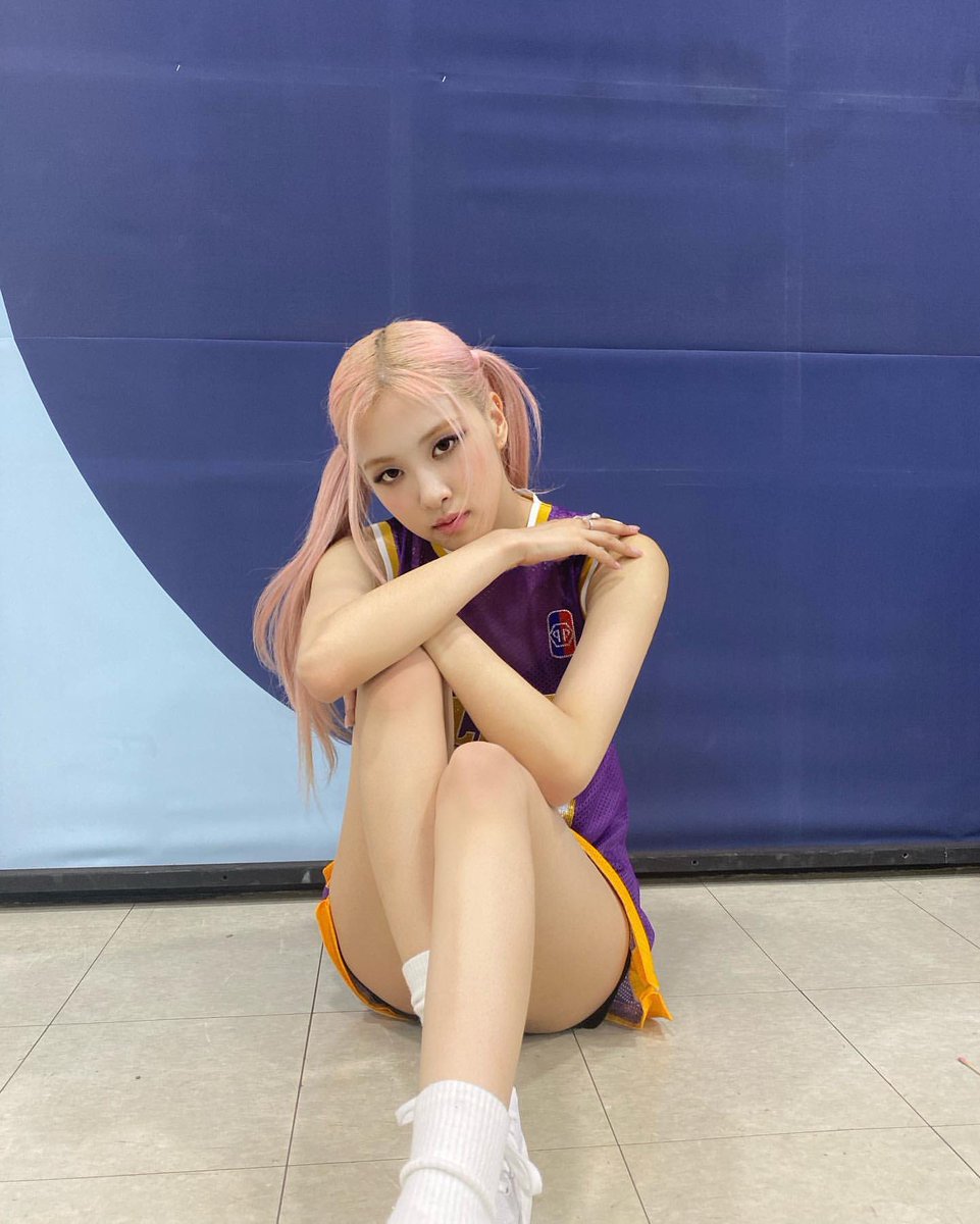 hourly rosé tweet media