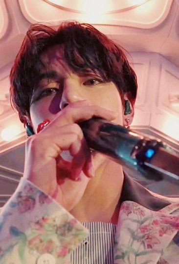 taehyvngpics's tweet photo. RT if he's the most beautiful and precious man in the world https://t.co/PFFVkJzYSY