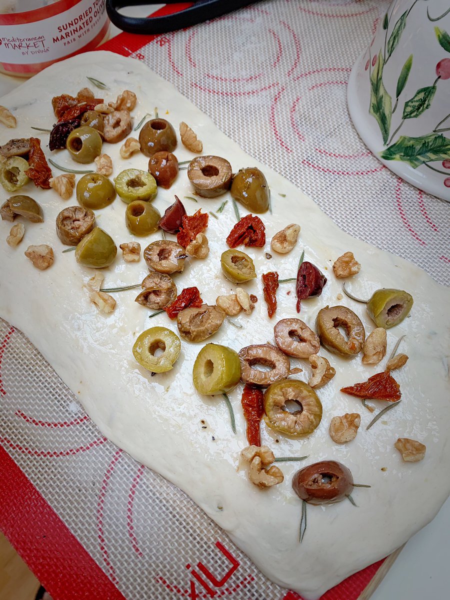 NancyL50964212's tweet image. Tuscan ☀️ Style #tuscanstyle #cheers #foodie #homebake #olivebread #olive #oliveoil #evoo #walnut #sundriedtomatoes #rosemary #homegrown #gardening  #supertuscan #flyingcolors @genoacellars