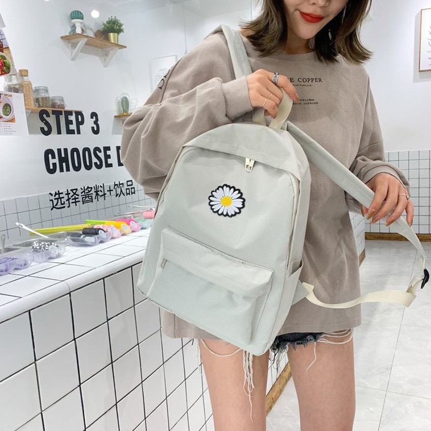 Comelnya siap ada bunga daisy seketuiSimple Daisy Bagpack RM29 READY STOCK  POSTAGE : SM RM8 / SS RM11___Product Info:- Materials: Canvas- Dimension: 27cm(L) x 11cm(W) x 37cm(H) (Approx)
