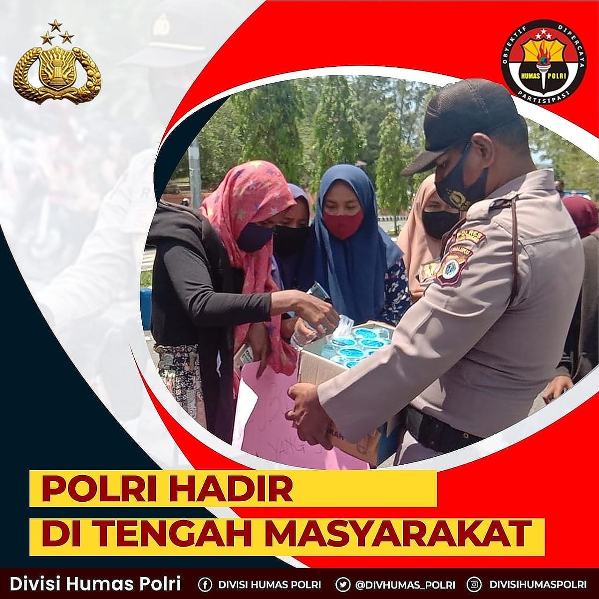 FrangkyRetang's tweet photo. #BhayangkaraUntukNKRI Personel Polri berbagi air minum kepada massa aksi unjuk rasa di Provinsi Maluku. https://t.co/VgrrIl3B9Y