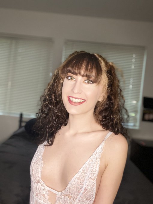 I am a queen!, treat me with respect or get blocked!  With that being said, I am doing foot worshiping