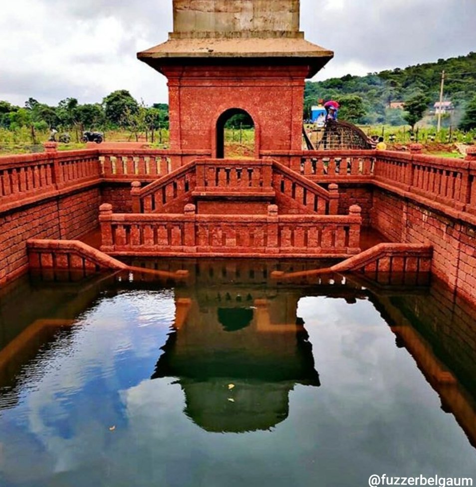 Bhagwan Shiva was impressed by his bhakti and gave him Shivling to be installed at that place and created river Mala prabha.The town is named after the sage Kulakambi/kankumbi .A small temple adjacent to this houses a idol of hand made of silver.story behind it is a girl named..