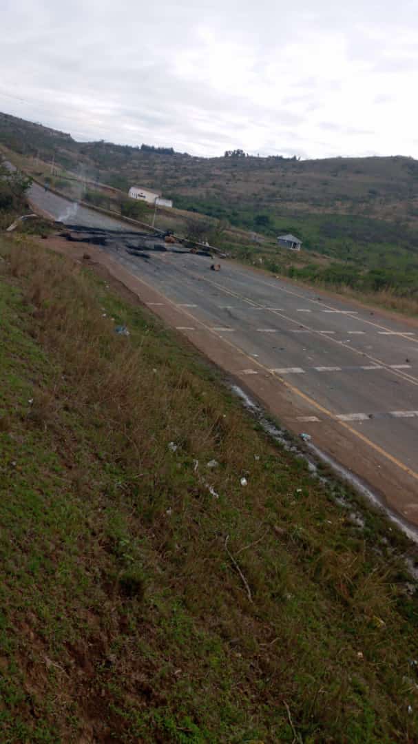 RiotAndAttackSA's tweet photo. 12/10/2020
#RIOTS
#VANDALISM
#UlundiStrike
KZN
R66 road is Closed down, kindly use alternative routes if you are coming from Nongoma to Ulundi or Melmoth to Ulundi. https://t.co/MPRZvtlgqg