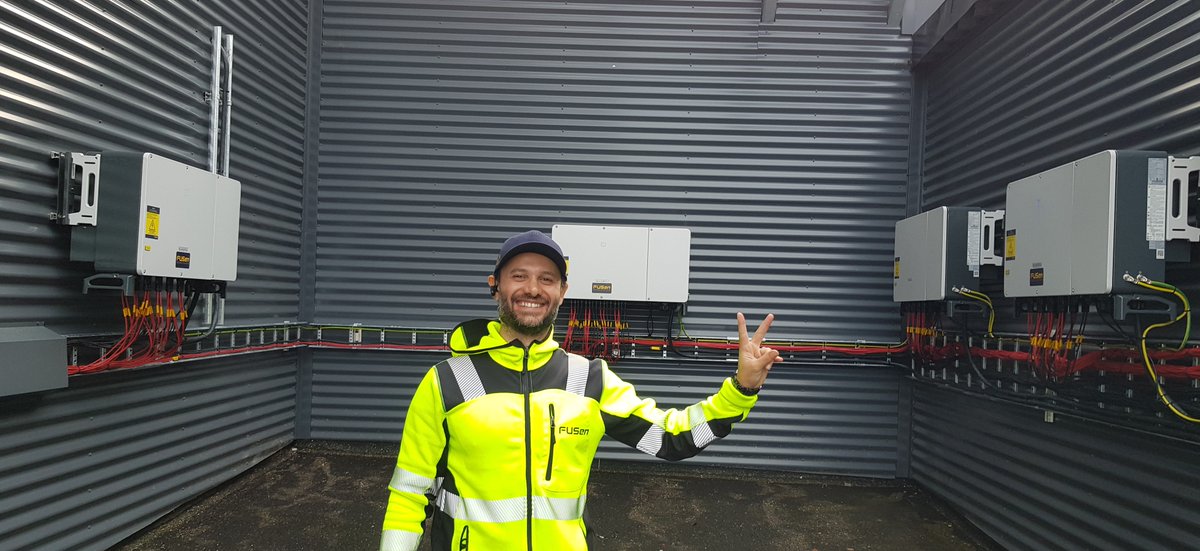 solfusen's tweet image. 1604 solcellepaneler, kilometervis med kabel, og 4 store invertere -- og alt virker som det skal med en gang -- da er det lov å smile! FUSen leverer.