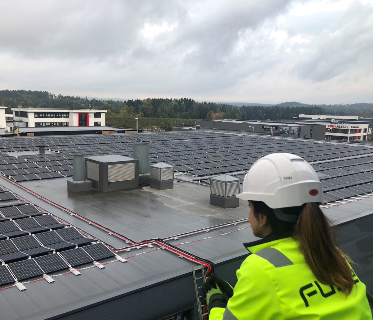 solfusen's tweet image. 1604 solcellepaneler, kilometervis med kabel, og 4 store invertere -- og alt virker som det skal med en gang -- da er det lov å smile! FUSen leverer.