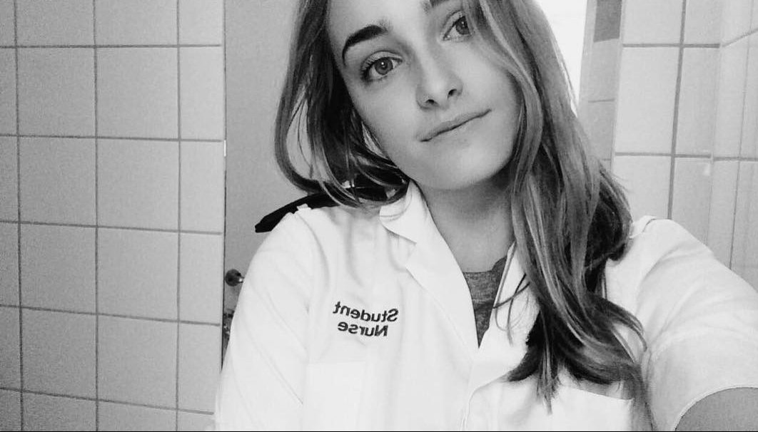 madsdevine's tweet image. How it started 🦠
                             How it's going 👩‍⚕️