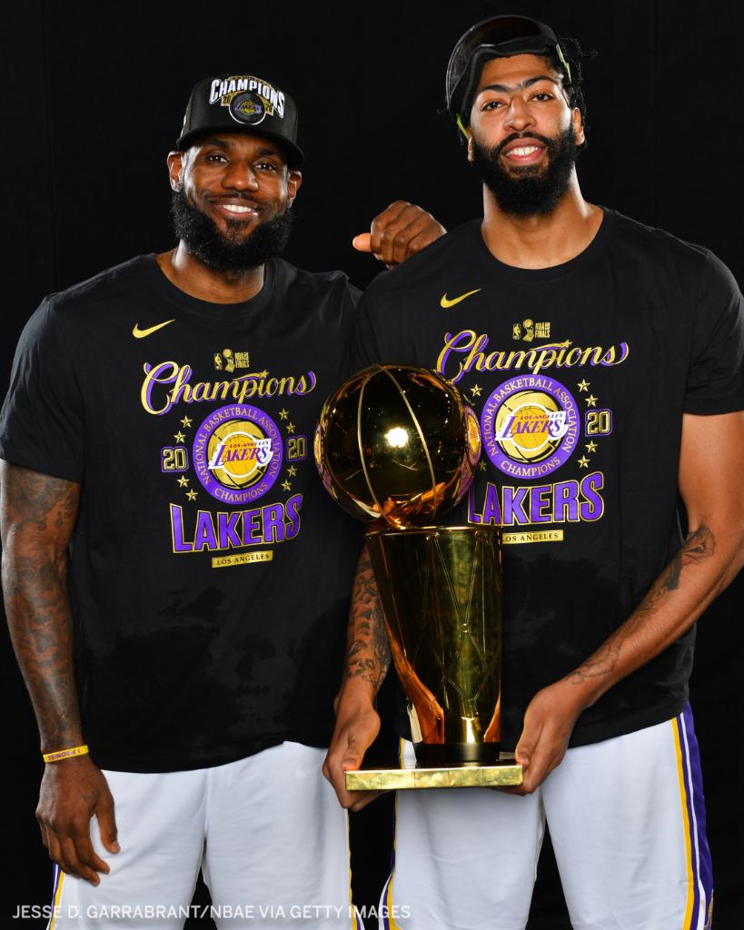 SportsCenter's tweet photo. The Lakers went 57-0 when they had the lead at the start of the fourth 💪

They're the first team to not lose a game all season after starting the fourth quarter with the lead in the shot clock era (1954-55). https://t.co/ib4AXf01hU