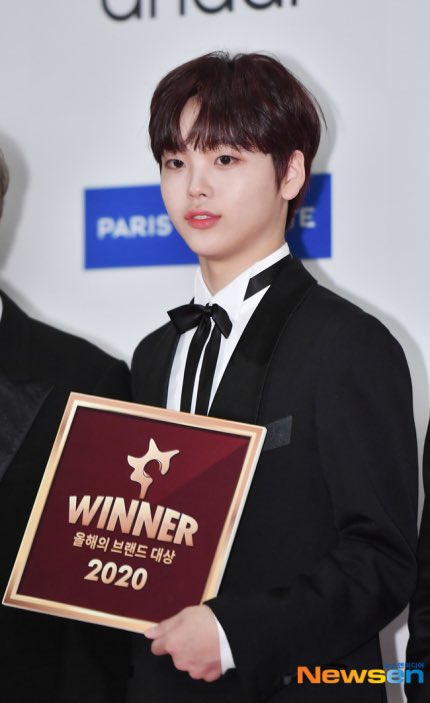 Cravity Hyeongjun, receiving rookie of the year award  http://naver.me/FLSNdPHN Please react, recommend, and share  #HYEONGJUN  #형준  #송형준  #CRAVITY  #크래비티  @CRAVITYstarship