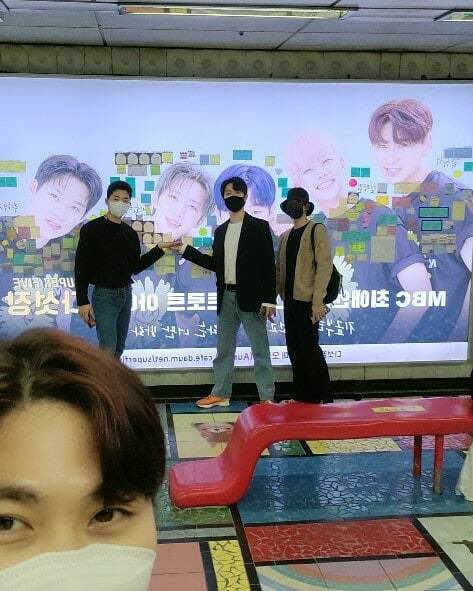 SuperFive_ATCtm's tweet photo. #다섯장 의 인증샷 📸😻
Superfive’s proof shot

진욱님의 개인 인스타그램!
Ok Jin-wook's personal Instagram
📎: https://t.co/EO7yDzENR2…

✔️ 이회택군은 스케쥴로 인해 함께하지 못했다고 합니다!

지하철 광고는 10월24일(토) 까지 진행되오니, 많이 보러와주세요~🤚🏻👍🏻

#다섯장 #Superfive https://t.co/BDTDkIzKTz