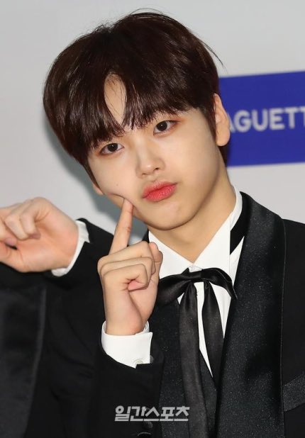 Cravity Hyeongjun, 'A cute pose that increases the heartbeat rate'  http://naver.me/xy2qp4my Please react, recommend, and share  #HYEONGJUN  #형준  #송형준  #CRAVITY  #크래비티  @CRAVITYstarship