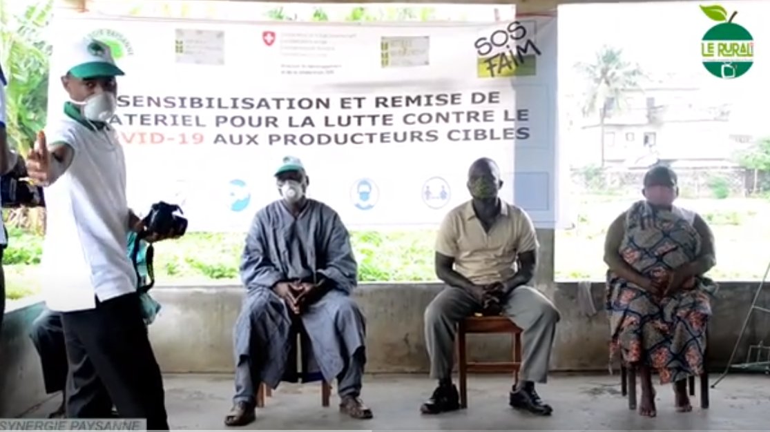 DDCBenin's tweet photo. La🇨🇭&amp; ses partenaires toujours ensemble pour le respect des #GestesBarrières contre #COVID19 au🇧🇯 ! Avec l'appui de la🇨🇭, @SPaysanne vient de doter les maraîchers des sites de production de Houéyiho à Cotonou de kits COVID19 + une sensibilisation sur les gestes barrières. #wasexo https://t.co/4n5dYwg0lF