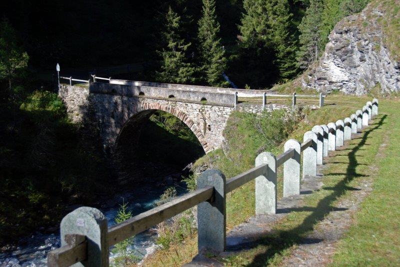 Eine Wanderwoche von Andeer nach Juf GR. Höhepunkte: Rofflaschlucht, historische Averserstrasse (heute Wanderweg), das einsame Averstal, Juf (höchstes Dorf der Schweiz), Abstecher zum Flüesee am Stallerberg. 
Wegbeschreibung und Übernachtungsadressen:
wandersite.ch/Averstal_Fluel…