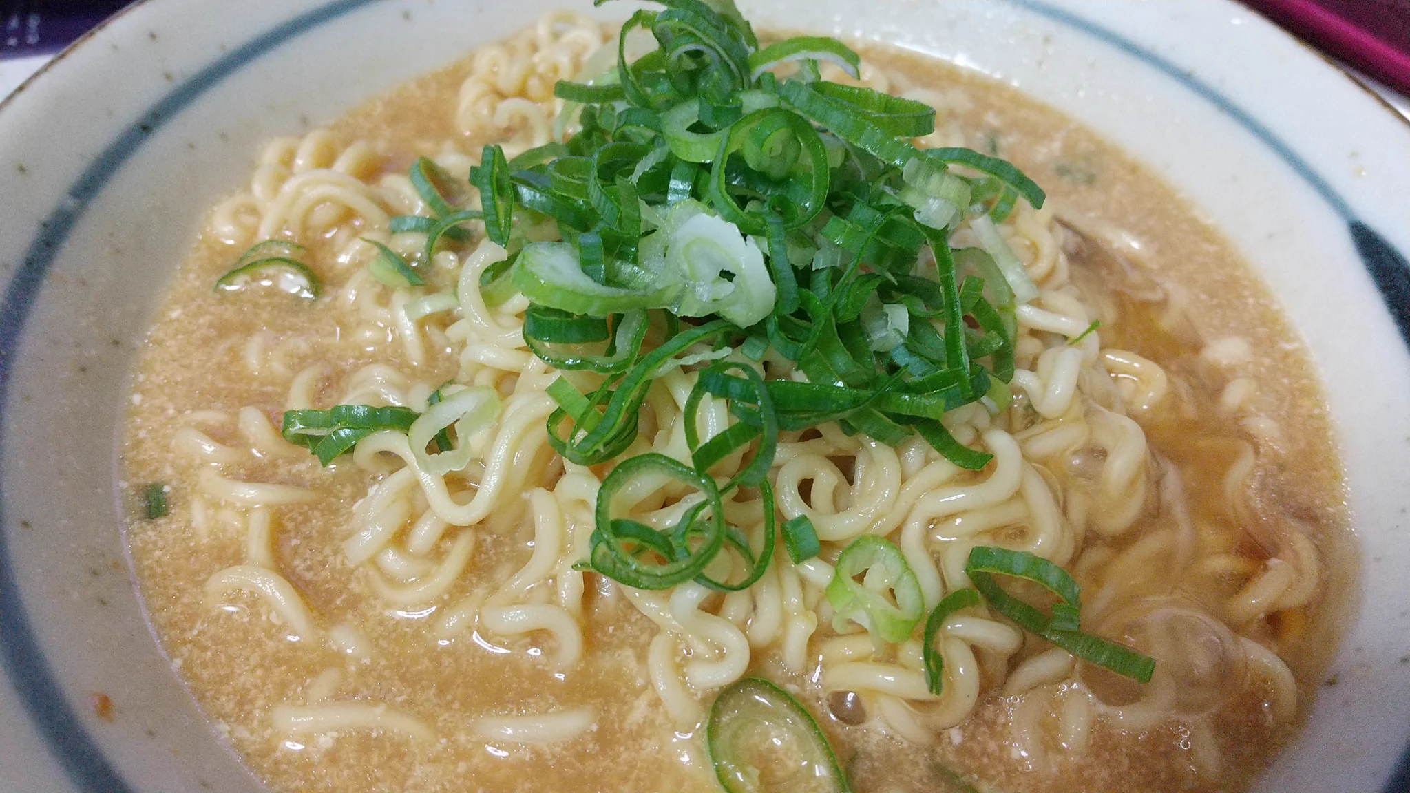 スーパーでサッポロ一番ミソラーメンがラスト一個で、え？！このツイートのせい？！と思いながら買いました。美味しかった…！  