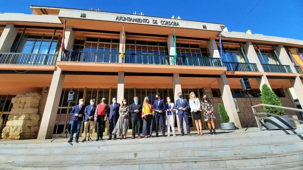🇪🇸 Junto a todo el Equipo de Gobierno, celebración del #DíadelaHispanidad 
🇪🇸 Día para sentirse muy orgullosos de pertenecer a un Gran País, cuya historia y grandes nombres nos demuestran nuestra capacidad para hacer frente a situaciones difíciles. #CórdobaEsp