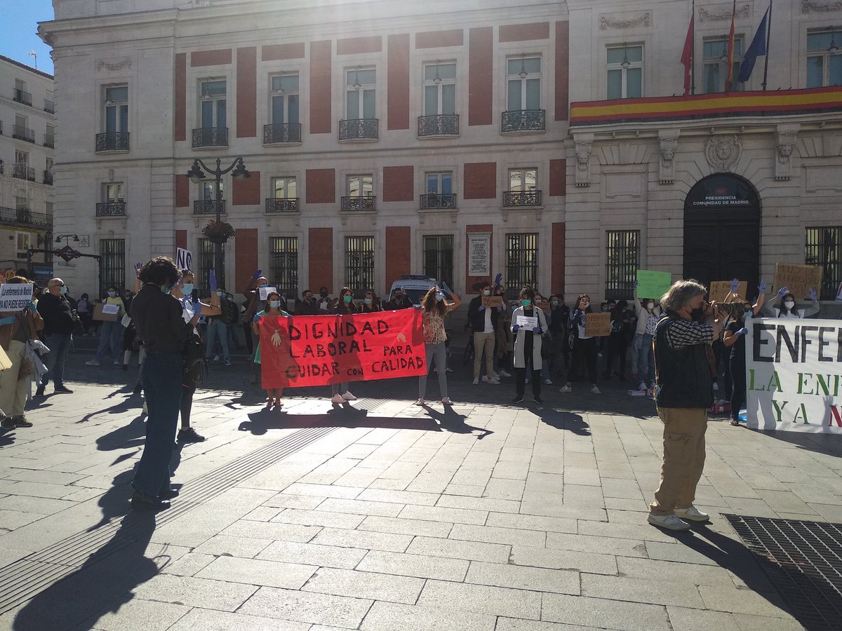 Miles de enfermeras en la puerta del Sol reivindicando dignidad laboral para cuidar con calidad. Emocionada y esperanzada👏🏽👏🏽👏🏽👏🏽 Menos banderas y más enfermeras 💪🏾💪🏾💪🏾
