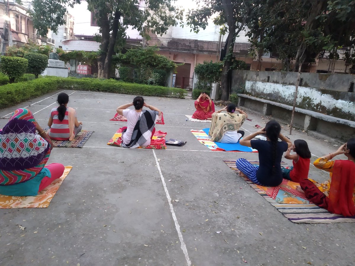 ओम 12/10/2020/किच्छा आवास विकास  सुभाषचंद्र बोस पार्क ऊधमसिंह नगर पूर्व  उतराखंड में योगाभ्यास  .हेमा बोरा।