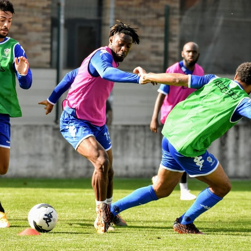 critiquefoot241's tweet photo. #equipenationale : L'absence remarqué de Tandjigora et de Kevin Mayi (qui n'a toujours pas vécu sa première sélection) laisse songeur...
Y avait il un problème?
#CDF241 https://t.co/bTo84PXVWs