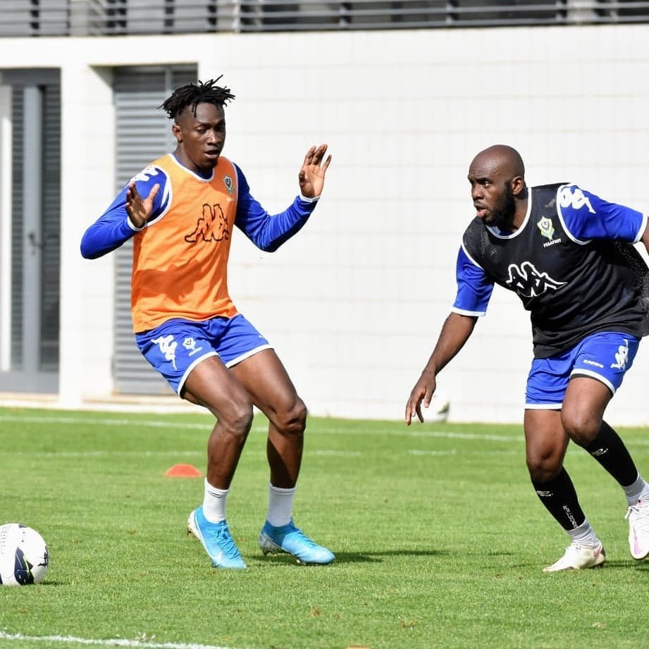 critiquefoot241's tweet photo. #equipenationale : L'absence remarqué de Tandjigora et de Kevin Mayi (qui n'a toujours pas vécu sa première sélection) laisse songeur...
Y avait il un problème?
#CDF241 https://t.co/bTo84PXVWs