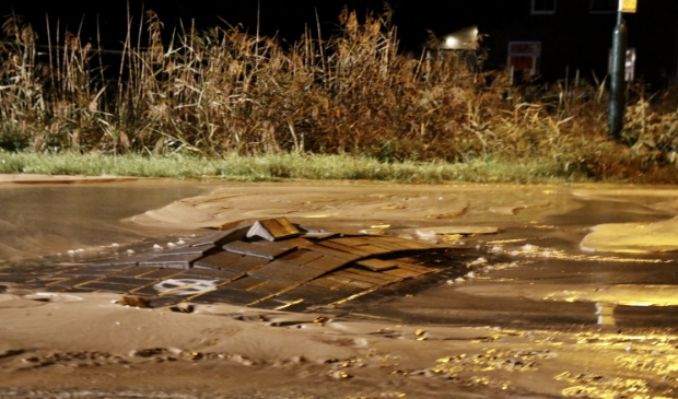 Brandweer opgeroepen voor lekkende waterleiding Vierlingsbeek - ..