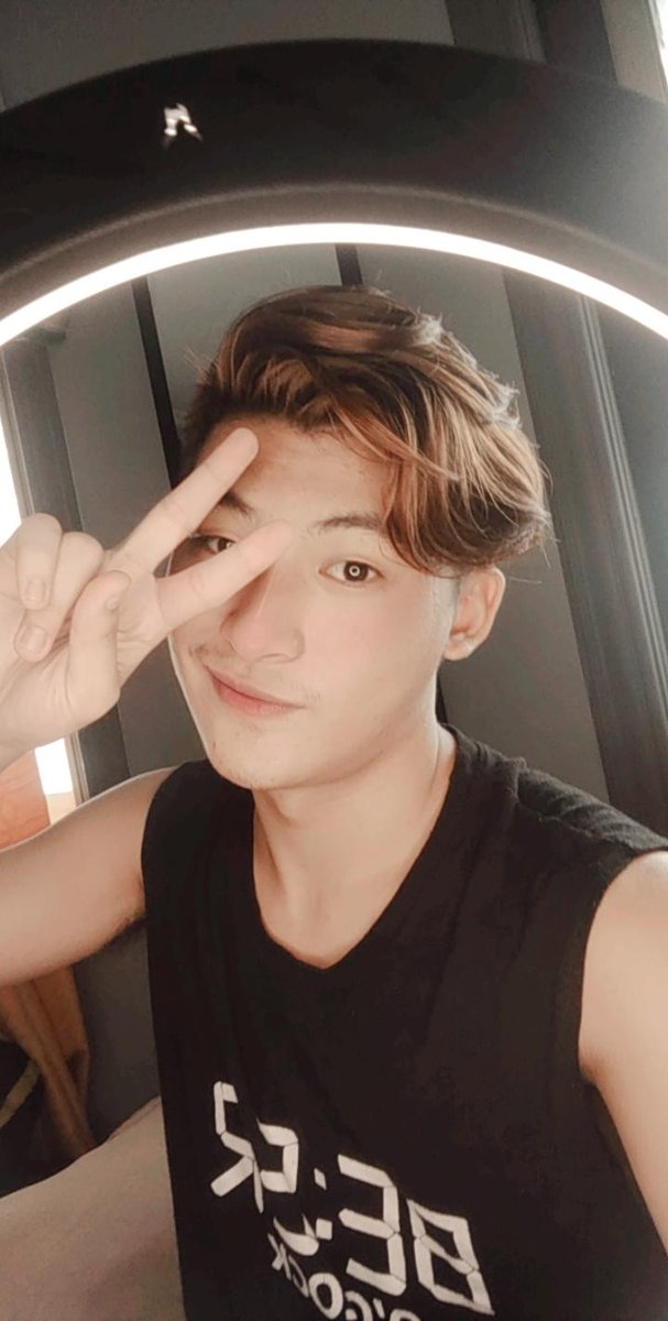 DendenX03's tweet photo. Dont mind messy hair. https://t.co/DsJa3jVRY0