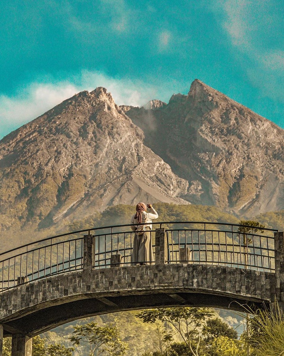 YogyakartaCity's tweet photo. Tempat ini menawarkan panorama gagahnya Gunung Merapi, karena dari lokasi ini, Gunung Merapi hanya berjarak sekitar 4 Km.
. 
Lokasi ➡️ https://t.co/PRx3ofdMrX
.
Foto @kataedho (ig) https://t.co/ErzKmDbApy