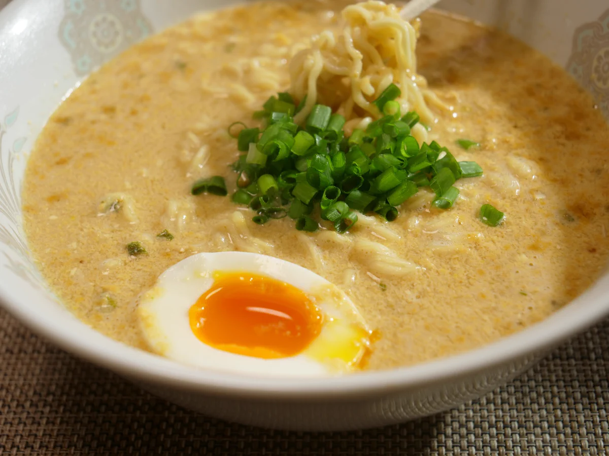サッポロ一番での「アレンジ一番」を作りました。名付けて「サッポロ一番、ガリマヨ味噌ラーメン」超絶美味しいです。