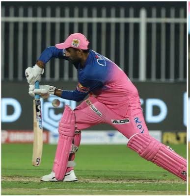 .. who probably had the same plans, got the go-ahead from his senior partner. Like an elder brother, he reminded Parag of his capabilities, and made sure young  @ParagRiyan has the confidence to execute his plans. Parag obliged.  @rajasthanroyals were 94/5 @/15overs.