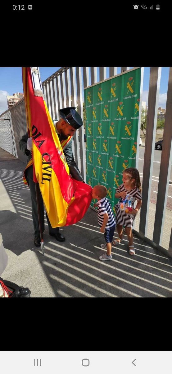 polilla_88's tweet photo. El día que beséis esa bandera con VUESTRO UNIFORME, Entenderéis todo. Animo aspirantes, nunca me cansaré de decir que la Guardia Civil se merece gente como vosotros. Un abrazo y a por todas. https://t.co/razUJwZ22F