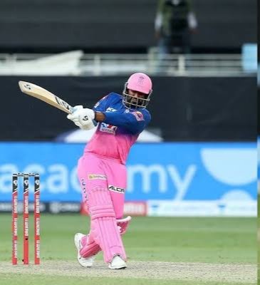 Both batsmen ( @rahultewatia02 7 (11),  @ParagRiyan 12 (14)) batting at less than a 100 SR. 2nd Quality: Confidence and Ownership "You take a single 1st ball. I have a plan against  @rashidkhan_19" Royals had taken 18 off Sandeep's over. For the 1st time in the inngs,..