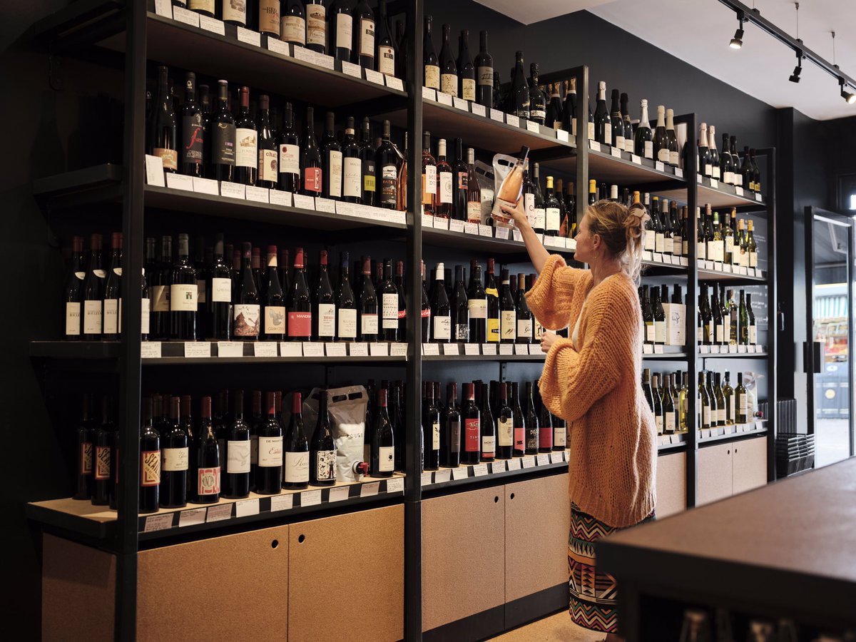 OUT NOW!Ep 26 with the fabulous Eliza Parkes,co owner of <a href="/yardarm_leyton/">Yardarm</a> and wine aficionado🎉Eliza matches 4 fantastic wines to our 4 music choices and we spent a wonderful afternoon tasting and chatting about them!The spittoon is used liberally so conversation remains tangible!