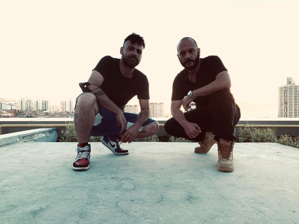 dergyCom's tweet photo. RÖPORTAJ 🎙💥| Ankara’da kaydettikleri Terbiye albümleriyle yükselen bir grafik çizen DJ Suppa ve Çağrı Sinci: “Sokaktan bahsetmesi gerekenler, sokakta olan rapçiler olmalı...” @cagrisinci @DjSuppa

#ÇağrıSinci #DJSuppa #dergy

https://t.co/npJZxr3dF8 https://t.co/SjQcgihcfT
