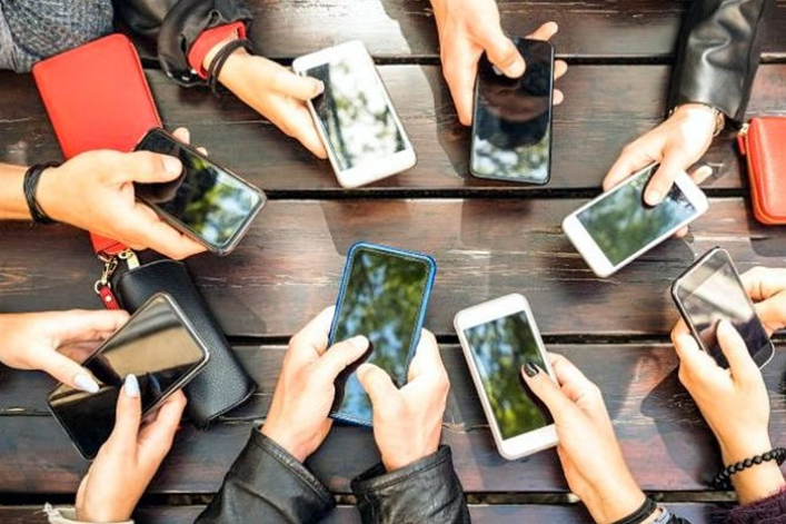 Roma's tweet photo. Una campagna di comunicazione social con l’obiettivo di diffondere informazioni corrette e utili a beneficio dei giovani, in rapporto all’uso dello smartphone e dei social media. É #Interconnessi, progetto promosso da Assessorato #Scuola e Dip. Pol.Sociali https://t.co/1iv1gf59Oe https://t.co/FIkOh9i0NS