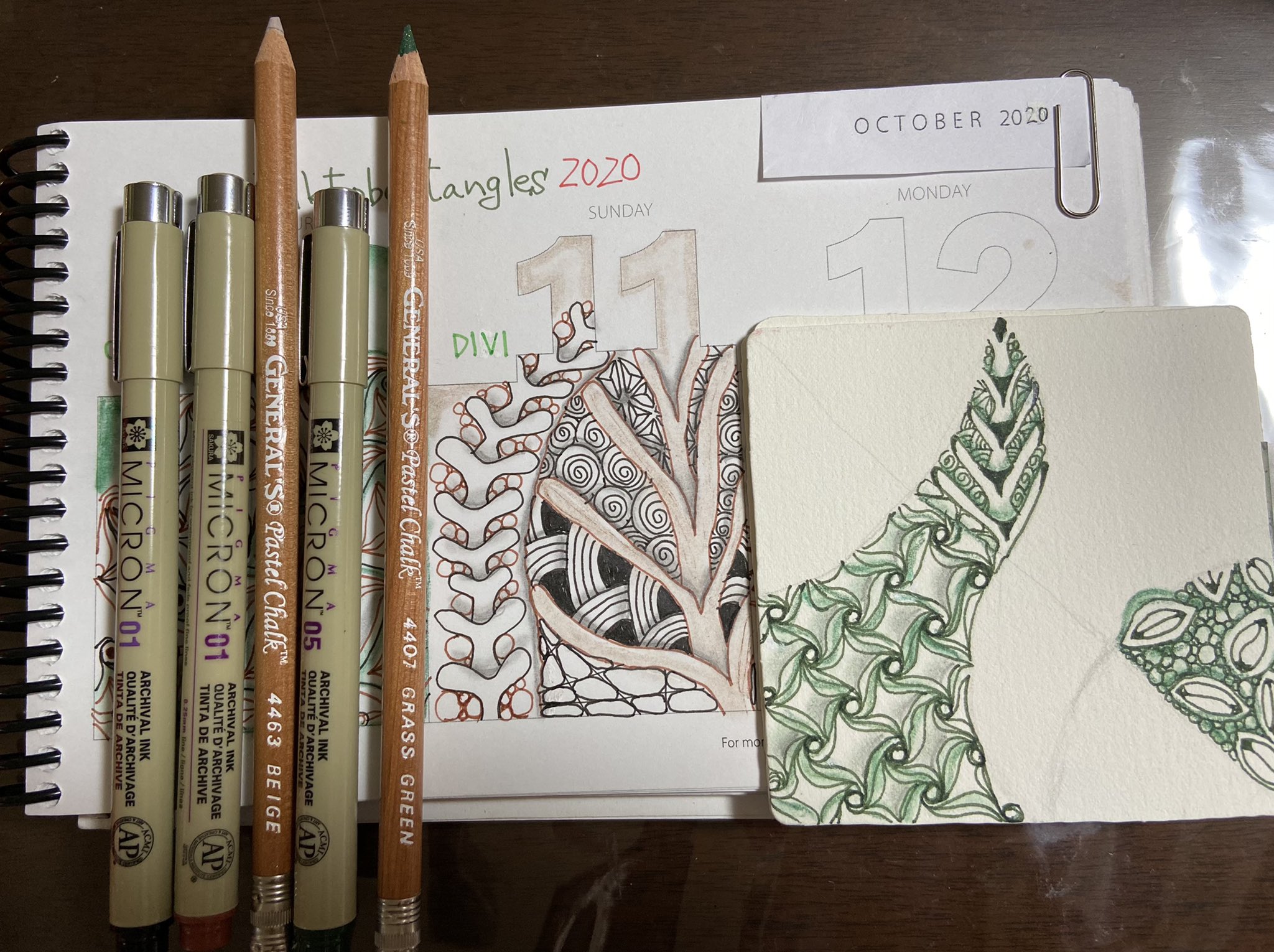 七色楓花 Zentangle Czt 10 21は Quin と言う名前のタングル 丸い円が連なる模様 Inktobertangles Day21 Zentangle ゼンタングル ペン画 リラクゼーション Pastel Chalk スクエアタイル も並行して描いてます T Co