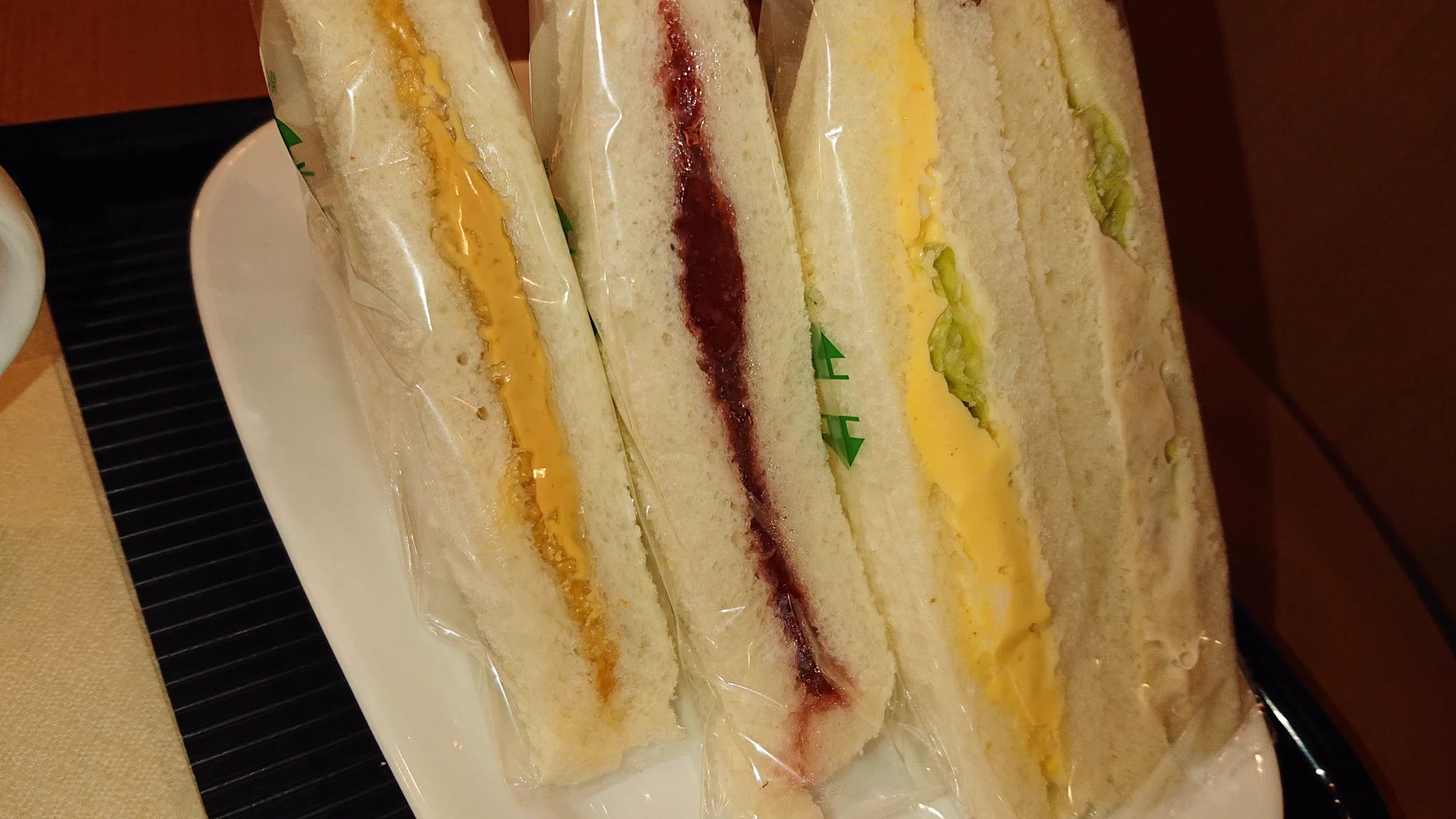 @kou17 分厚く見せてるのはかじる部分だけ
尻尾まで餡が入った鯛焼きを想像しないで
フィレオフィッシュだってチーズ半分じゃん
萌え断に騙されないようにしたいよね
喫茶店で注文してから作るサンドイッチは400円以上するよ 