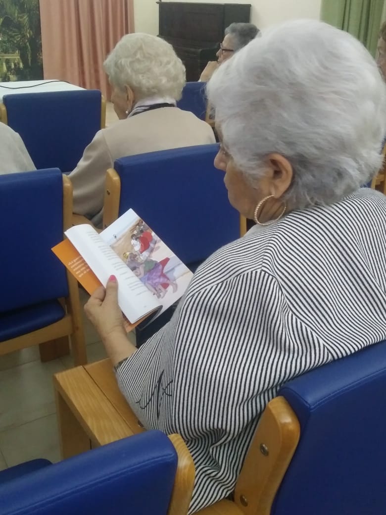 Laresmayores's tweet photo. El #voluntariado corporativo participa activamente en el programa #ReddeClubes de #LecturaFácil que #Lares desarrolla en las #residencias. Acompañan a los #mayores en la actividad e intercambian experiencias.
@sanidadgob
#LaresVozdeMayoresyCuidadores #LaresVozdelaDependencia https://t.co/3ylLcgV9sO