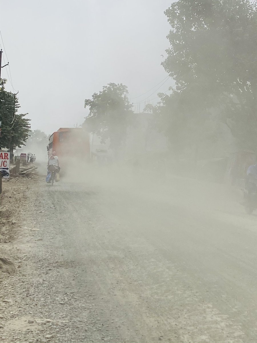 lauki__'s tweet photo. का मंत्री जी
एकदम गर्दा उड़ाए हुए हैं विकास का

ये मुजफ्फरपुर को राजधानी पटना से जोड़ने वाली मुख्य सड़क है जो इंसान की जान पर कुंडली मारे बैठी है।
इस से ज्यादा नहीं लिख पाएंगे
धूल चला गया है आख में @Divyaprakas8 @muzaffarpurlive @SureshSharmamuz @NishadSri #MuzaffarpurAsks https://t.co/PWuwizJKok
