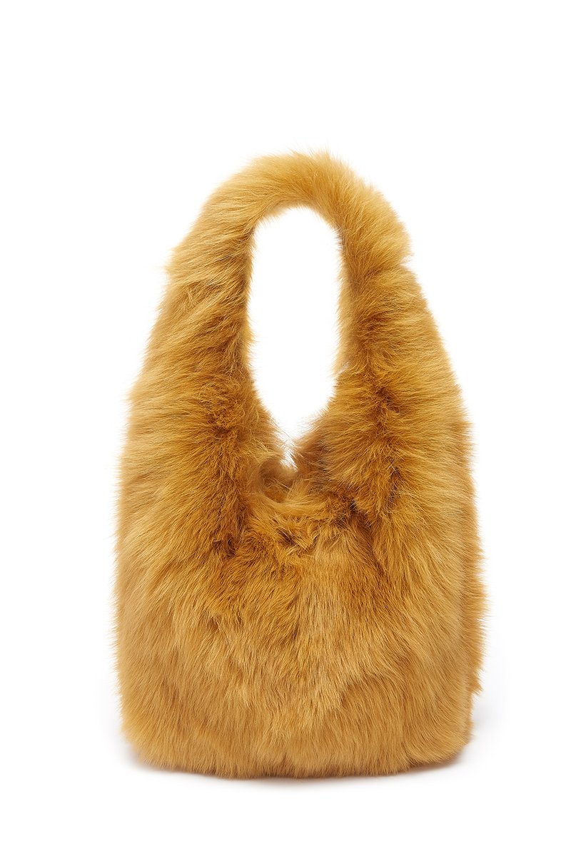 GushlowandCole's tweet photo. We're excited to launch our latest collection of shearling Tote Bags. Available in both medium and mini sizes and in a variety of autumnal colours.

#AW20 #byproduct #sustainablefashion https://t.co/tt01n0IPgk