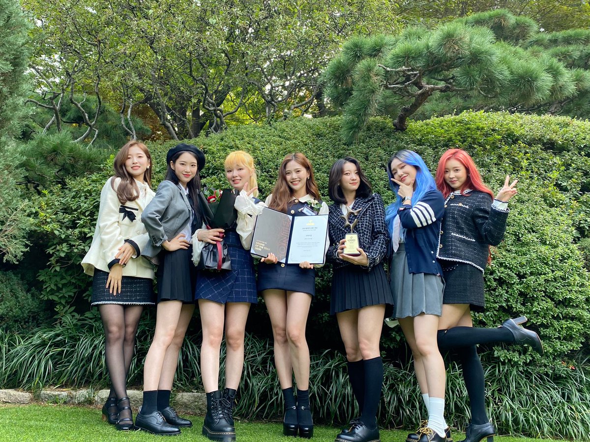 OHMYGIRL_offcl's tweet photo. [#OhTimes] 201012 2020 올해의 브랜드 대상 📸

'2020 올해의 브랜드 대상'에서 '여자아이돌' 부문을 수상한 오마이걸 축하합니다👏👏👏

#오마이걸 #OHMYGIRL #OMG https://t.co/xJxBav8tHe