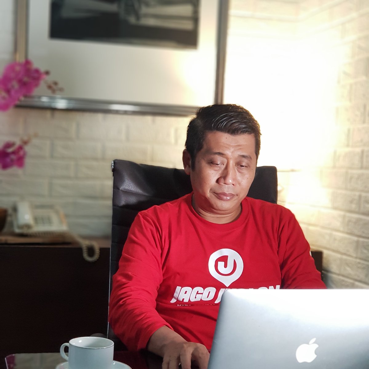 JamilAzzaini's tweet photo. Hari ini pakai kaos bertuliskan Jago Jualan. Ternyata dari pagi diskusi tentang jualan. Baju pun mengundang apa yang kita obrolkan. He2x..
.
#JamilAzzaini #SuksesMulia #KubikLeadership #AkademiTrainer https://t.co/FlFaojT36U
