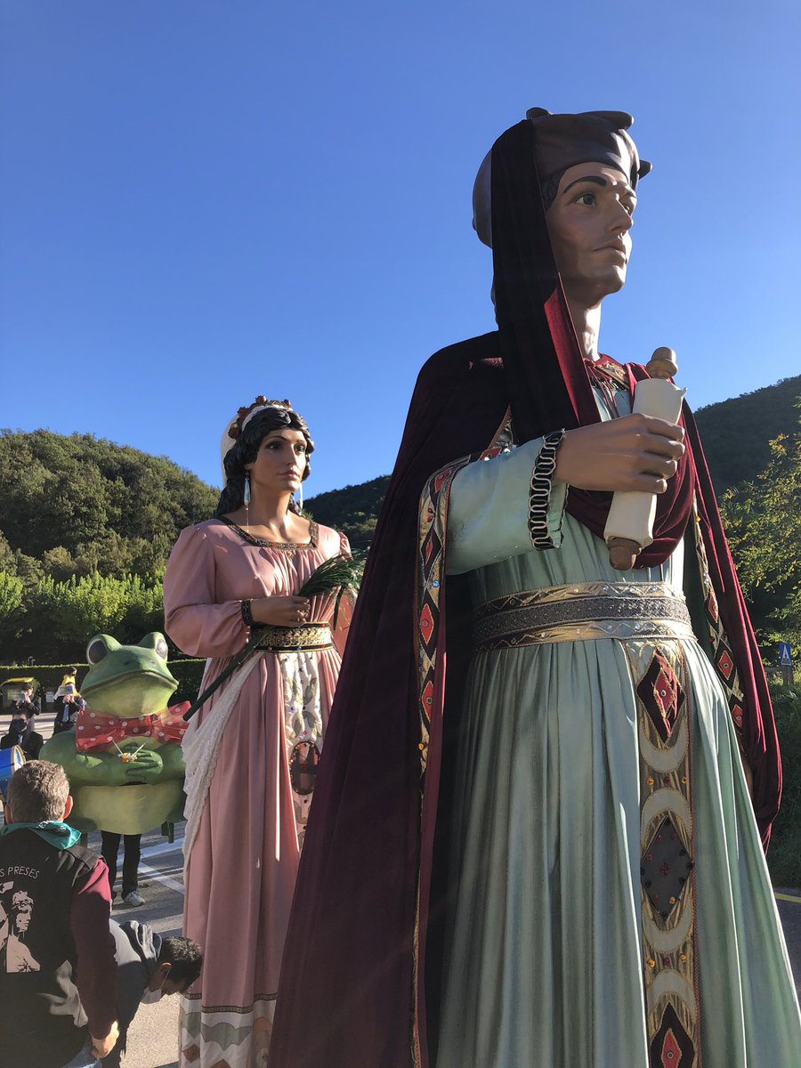 Ja els tornem a tenir voltant pel centre del municipi! #galaLP20 @ajuntamentlespreses @radio_la_vall @gegantslespreses