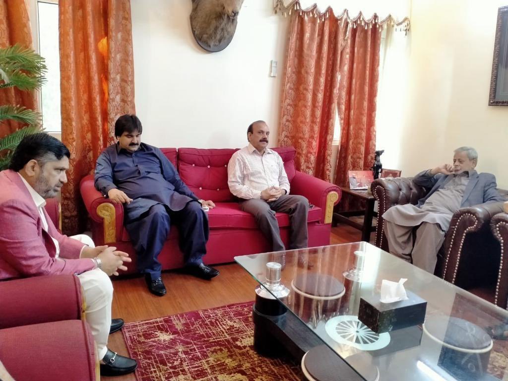 MQMPUpdates's tweet photo. گلگت- #PSP کے صدر انیس قائمخانی سینئر وائس چیئرمین اشفاق منگی،وائس چیئرمین شبیر قائمخانی، جوائنٹ سکریٹری آفاق جمال نے چیف آرگنائزر گلگت بلتستان محمد صابر کے ہمراہ گلگت کے سابق وزیر اعلئ شاہ جہان میر کی جانب سے دیۓ گئے ناشتے کی دعوت میں شرکت کی اور ان سے ملاقات کی
#PSPGilgit https://t.co/XEdfE9P4vk